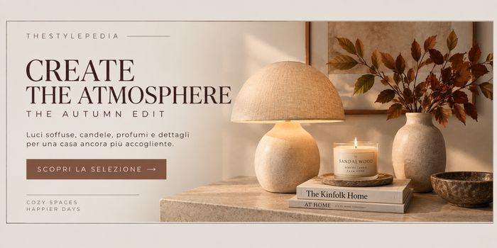 Lampada, candela e decorazioni naturali per creare un'atmosfera autunnale calda e accogliente