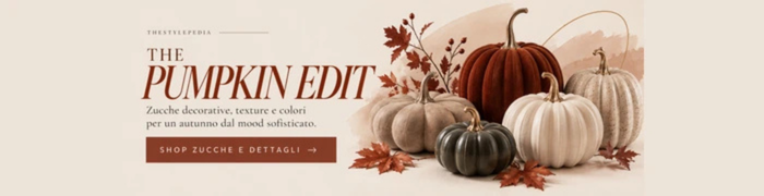 Selezione di zucche decorative in ceramica e velluto nei toni crema, tortora e ruggine per decorare casa ad Halloween con eleganza.