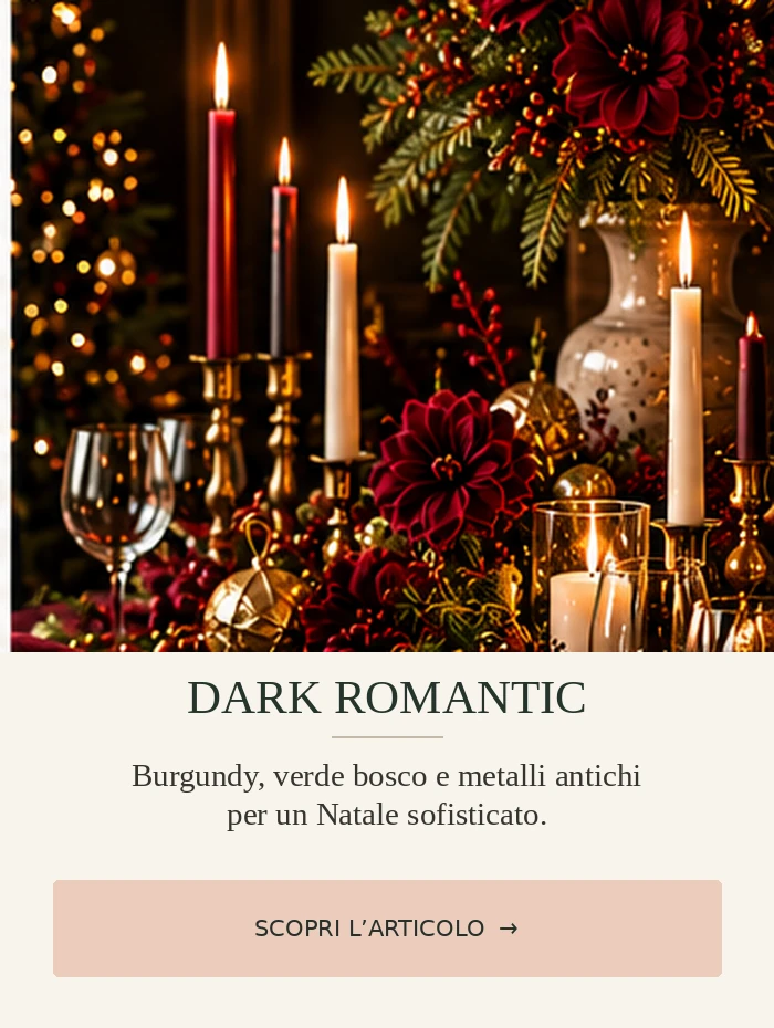 Tavola natalizia Dark Romantic con velluto burgundy, rami di abete, candele e dettagli in ottone.