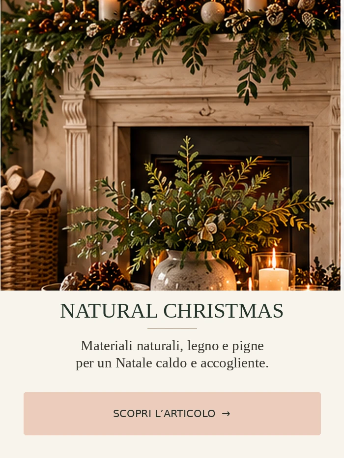 Soggiorno Natural Christmas con camino, ghirlande di abete, candele e decorazioni natalizie naturali.