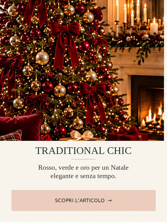 Soggiorno natalizio Traditional Chic con albero decorato con fiocchi rossi, palline dorate e luci calde.