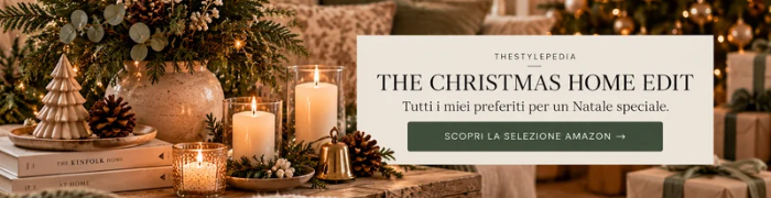Mini money spot The Christmas Home Edit di THESTYLEPEDIA con decorazioni natalizie Natural Christmas, candele, rami di abete, pigne e invito a scoprire la selezione Amazon.