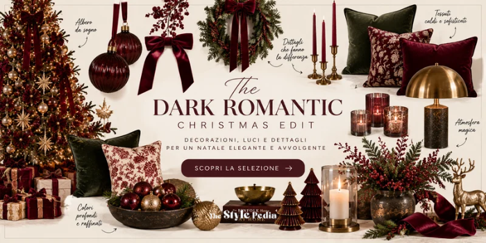 Moodboard The Dark Romantic Christmas Edit con ornamenti burgundy, fiocchi in velluto, candele e decorazioni in ottone.